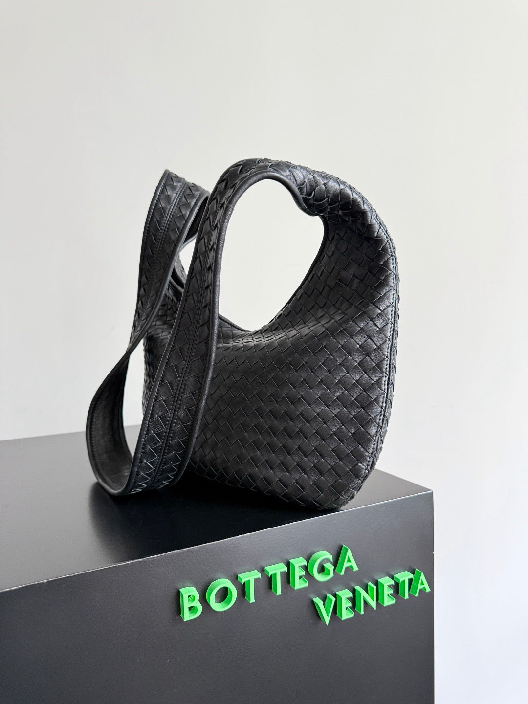 Veneto Black - Medium
